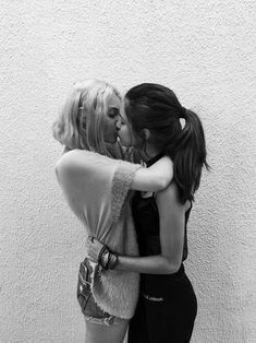 Craigslist chicago north suburbs Search smother lesbians kissing lesbians kissing